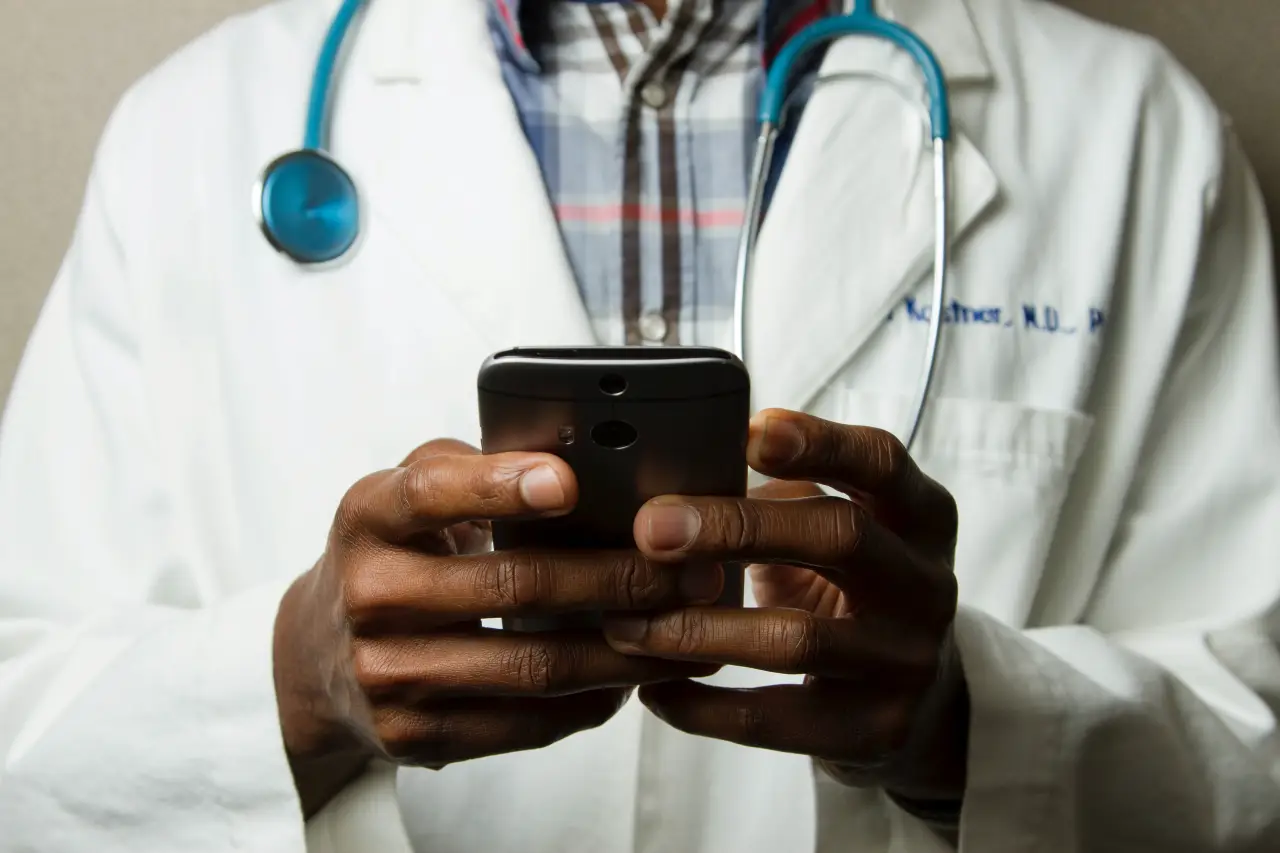 Microsoft hará equipo con Harvard para impulsar atención médica y reducir dependencia de OpenAI: WSJ