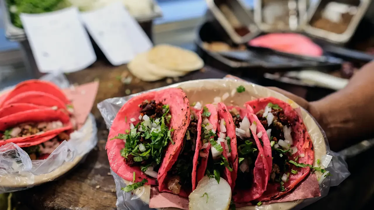 El furor por ‘Barbie’ tiñe de rosa los tacos y tortillas de México