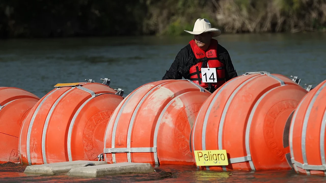 Juez federal ordena a Texas retirar boyas en la frontera con México