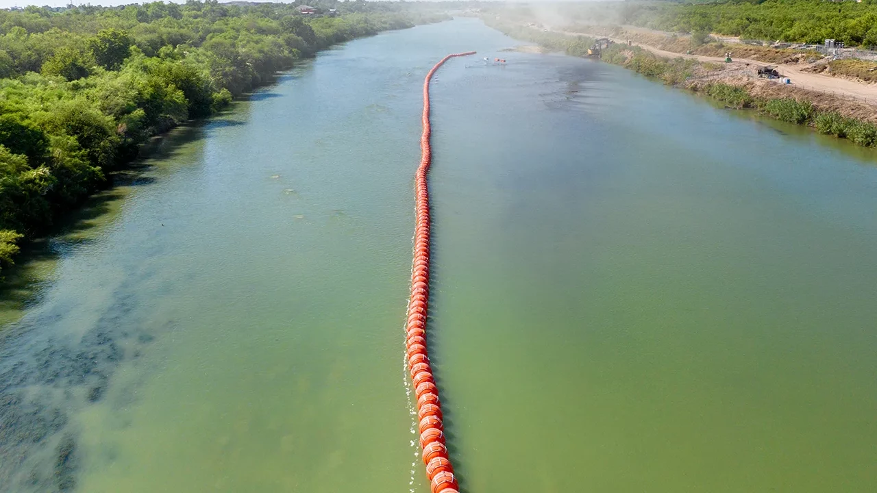 Texas gana round: corte le permite mantener boyas en la frontera con México