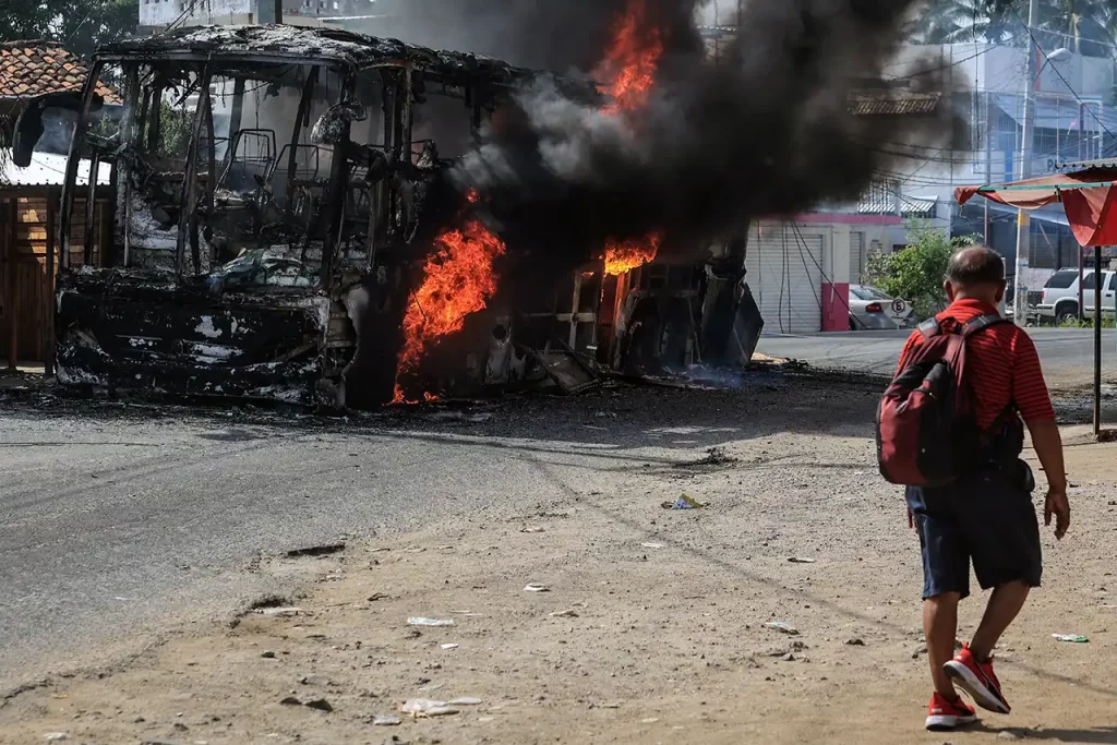 Grupo armado incendia doce vehículos en Acapulco