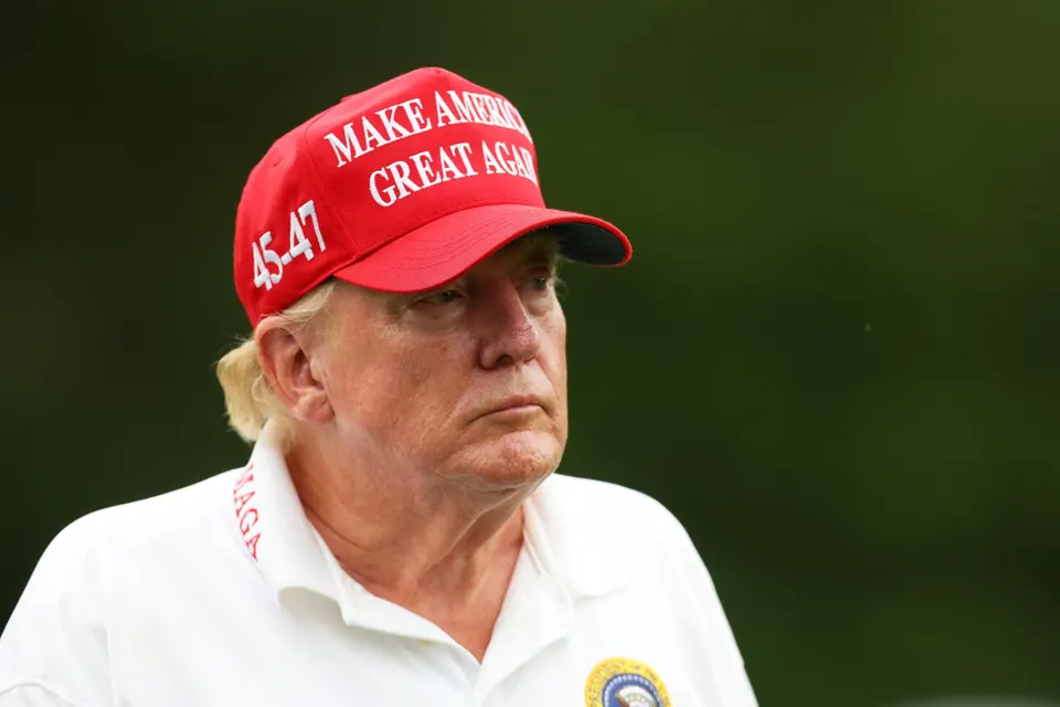 El expresidente Donald Trump observa durante el pro-am previo al LIV Golf Invitational - Bedminster en el Trump National Golf Club el 10 de agosto en Bedminster, Nueva Jersey. (Foto de Mike Stobe/Getty Images) GETTY IMAGES