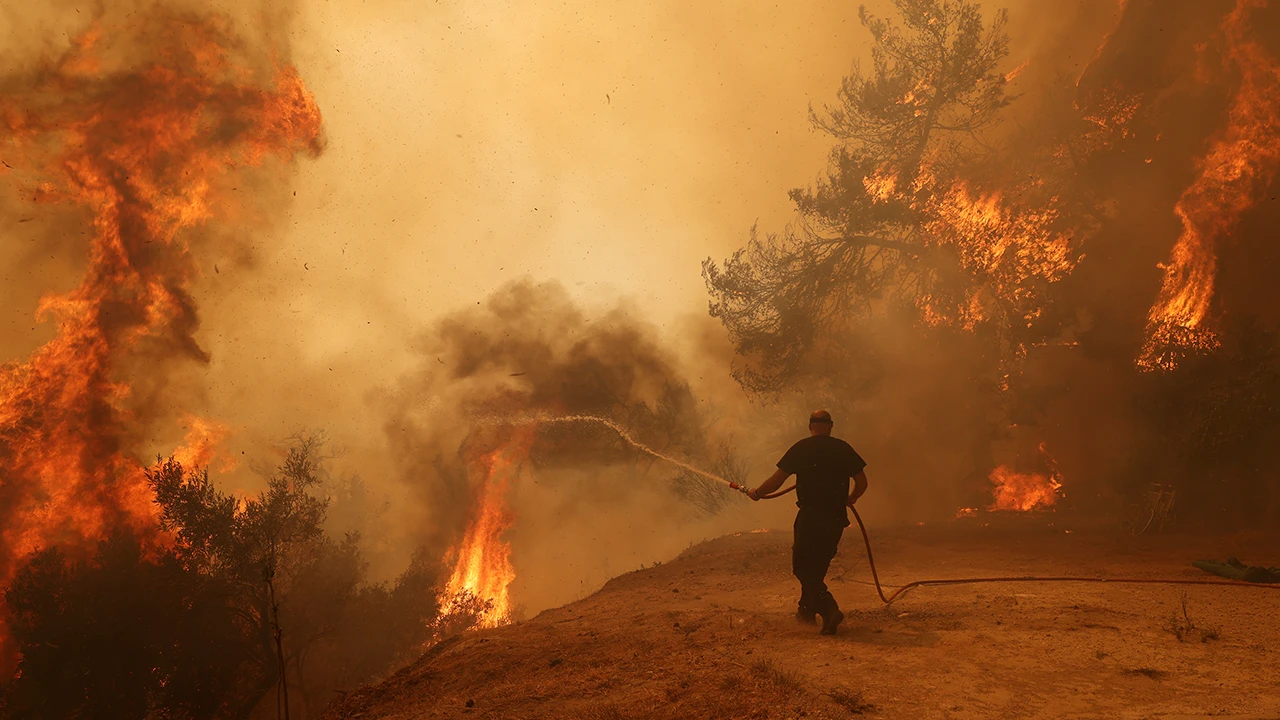 Fotogalería: La titánica lucha por contener los incendios en Grecia