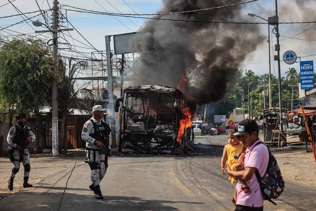 Grupo armado incendia doce vehículos en Acapulco