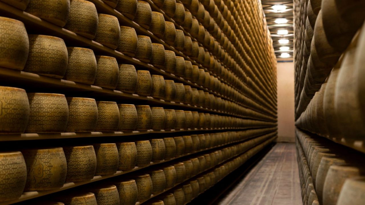 Muere empresario italiano al ser aplastado por 25,000 hormas de queso Grana Padano