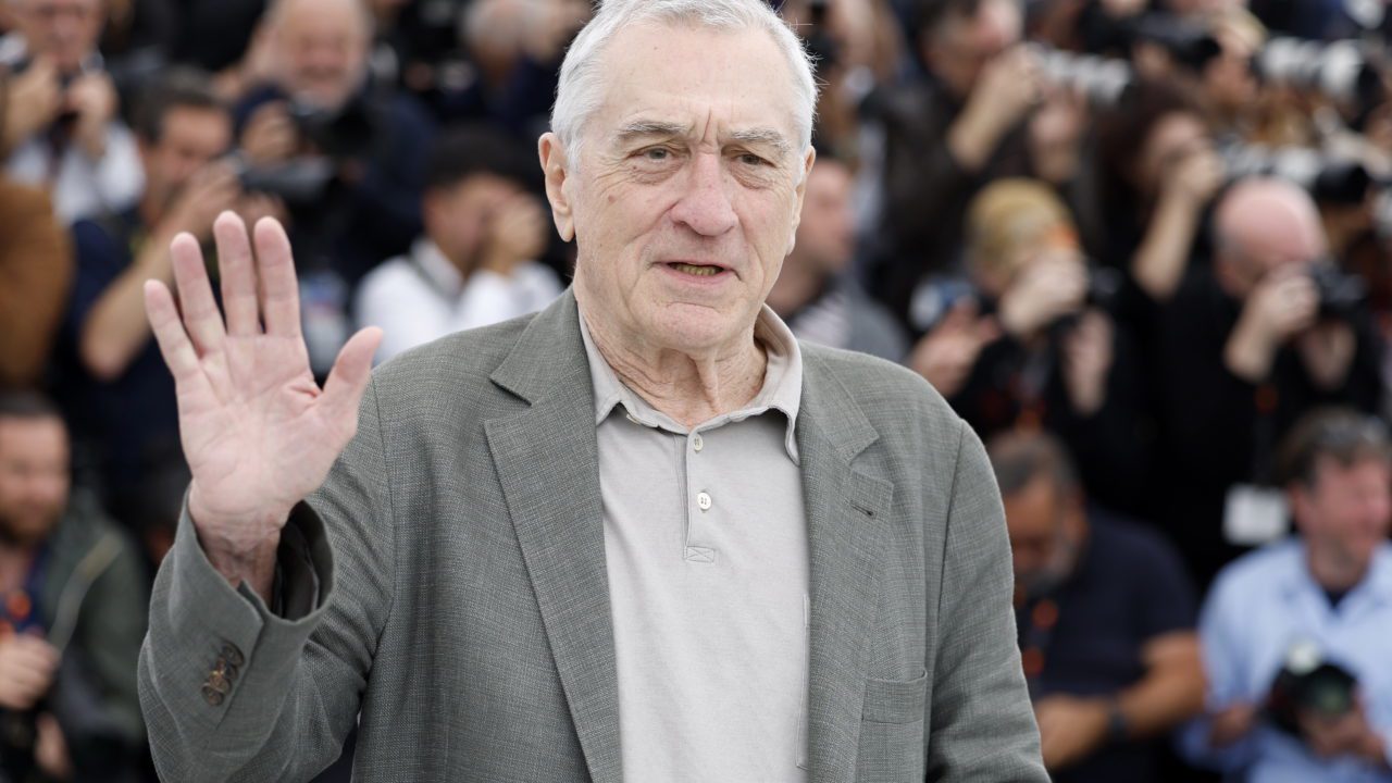 Robert De Niro celebra su 81 cumpleaños lanzándose al mar desde un yate a 9 metros de altura