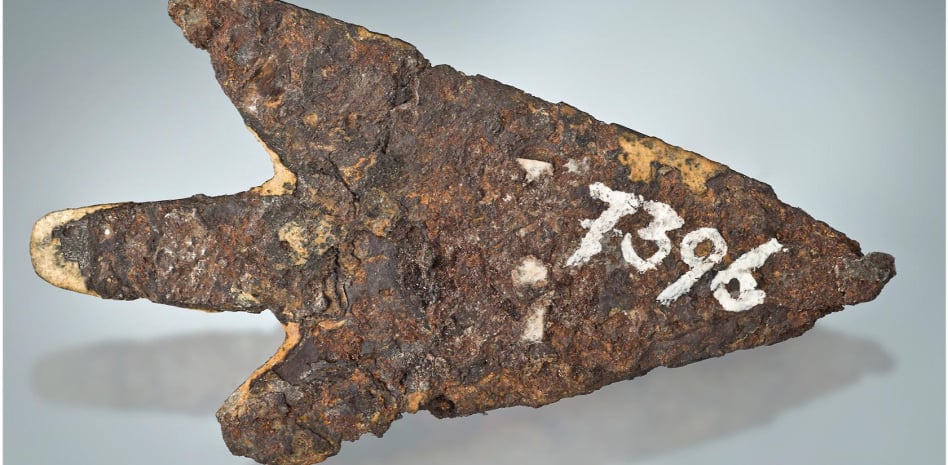 Punta de flecha prehistórica fue fabricada con material extraterrestre, determina estudio