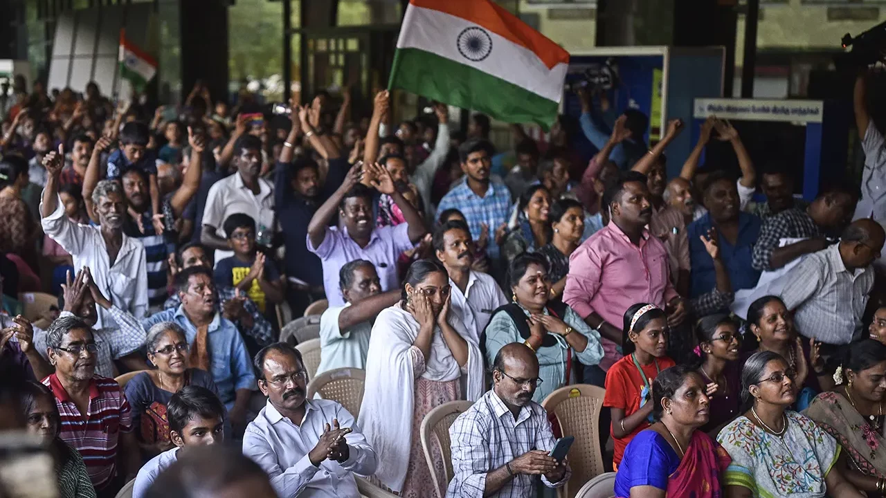 Una pareja de estafadores en la India prometía revertir la edad con una ‘máquina del tiempo’