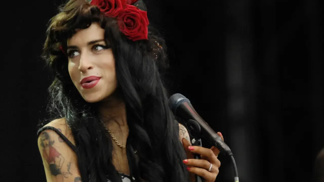 Canciones inéditas manuscritas y una camisa de Amy Winehouse salen a subasta en Londres