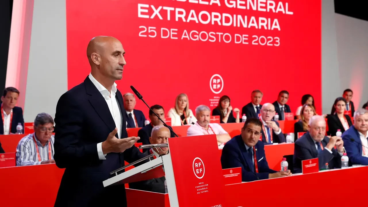 La FIFA suspende a Luis Rubiales tras beso no consensuado a Jennifer Hermoso