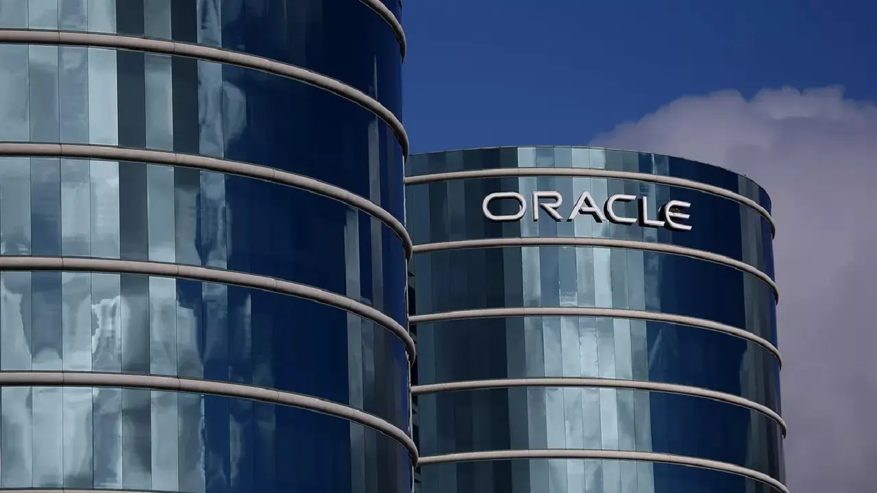 Cómo Oracle, del cuarto hombre más rico del mundo, está entrando en la pelea de la IA