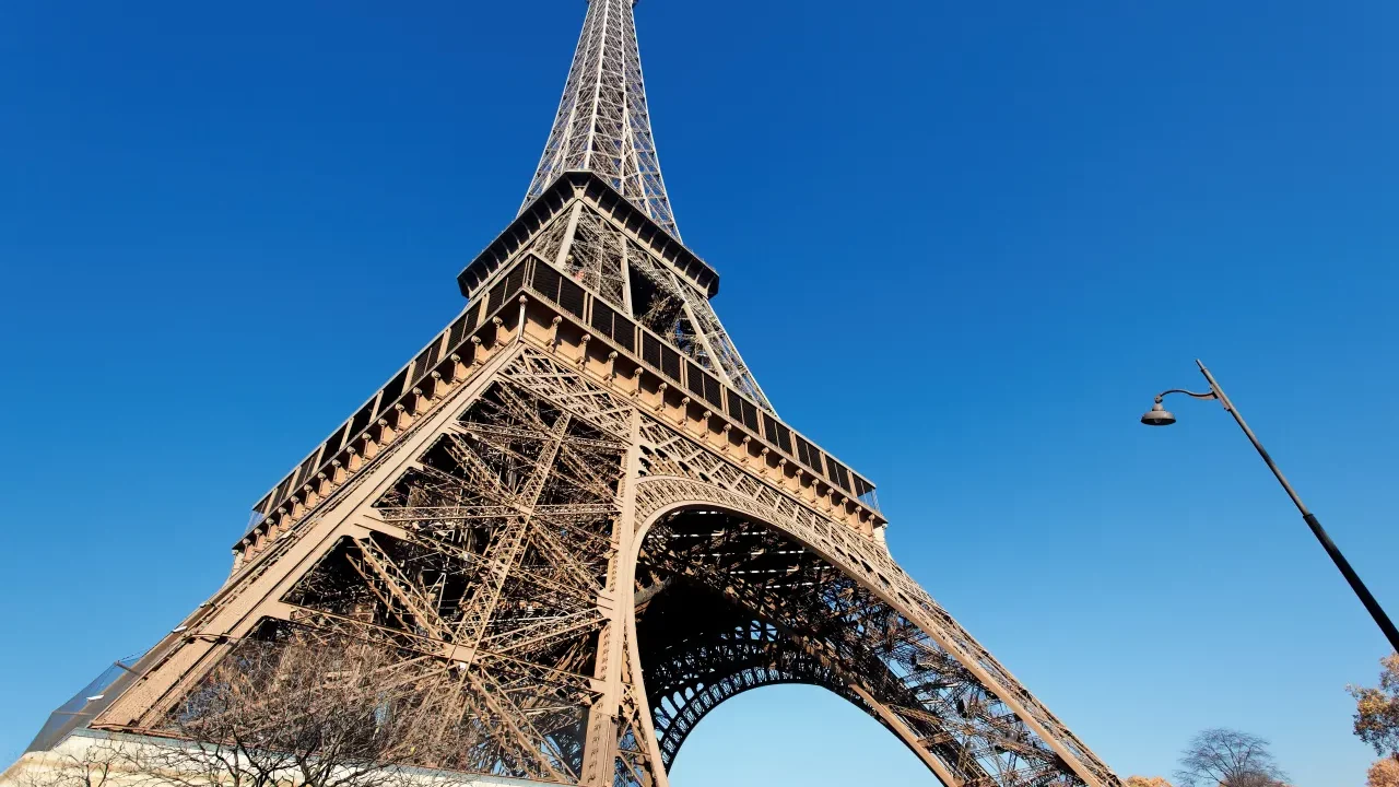 La Torre Eiffel regresa a la normalidad tras falsa amenaza de bomba