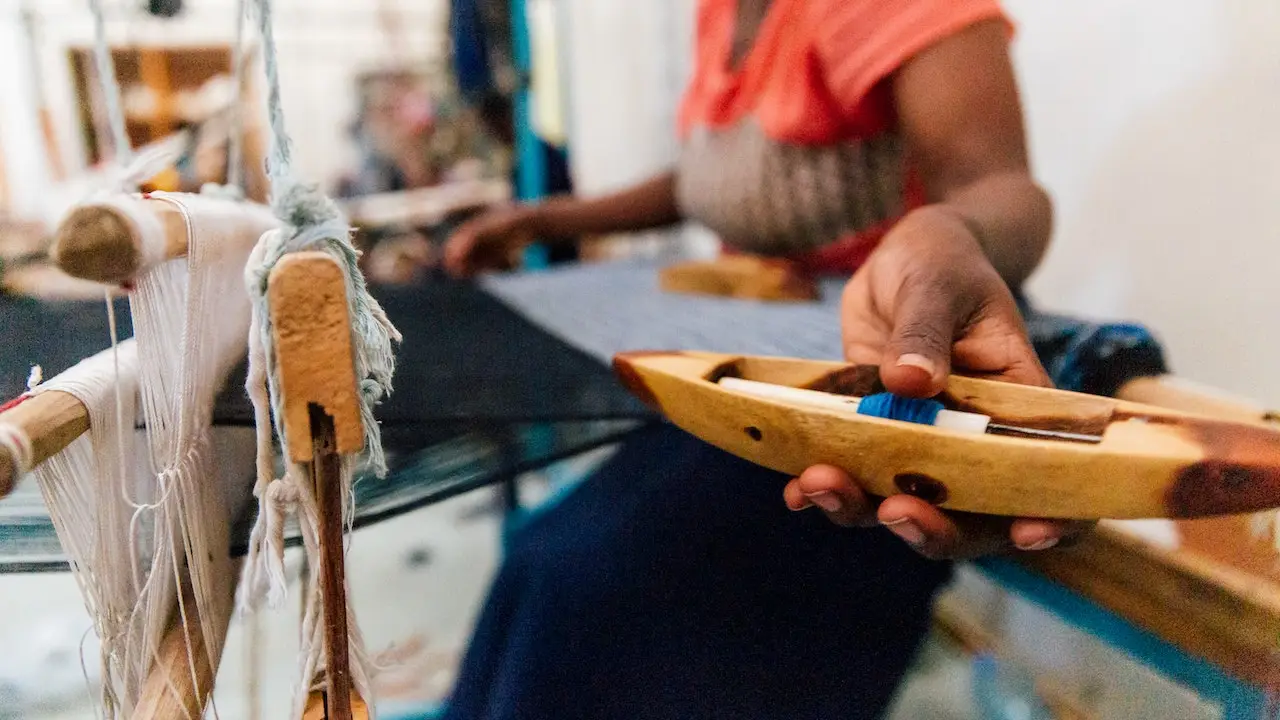 Las artesanías, un mercado millonario en el que casi no ganan las mujeres que crean las piezas