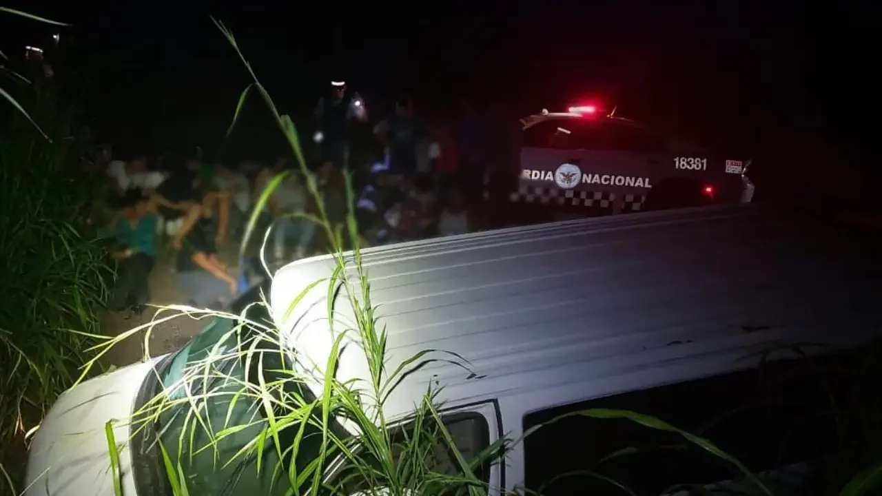 Camioneta con 27 migrantes descarrila en carretera de Veracruz; no hay víctimas