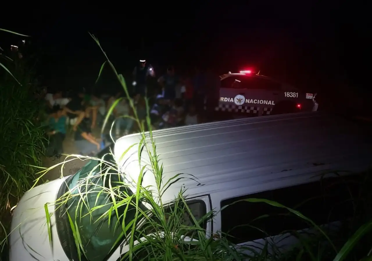 Camioneta con 27 migrantes descarrila en carretera de Veracruz; no hay víctimas