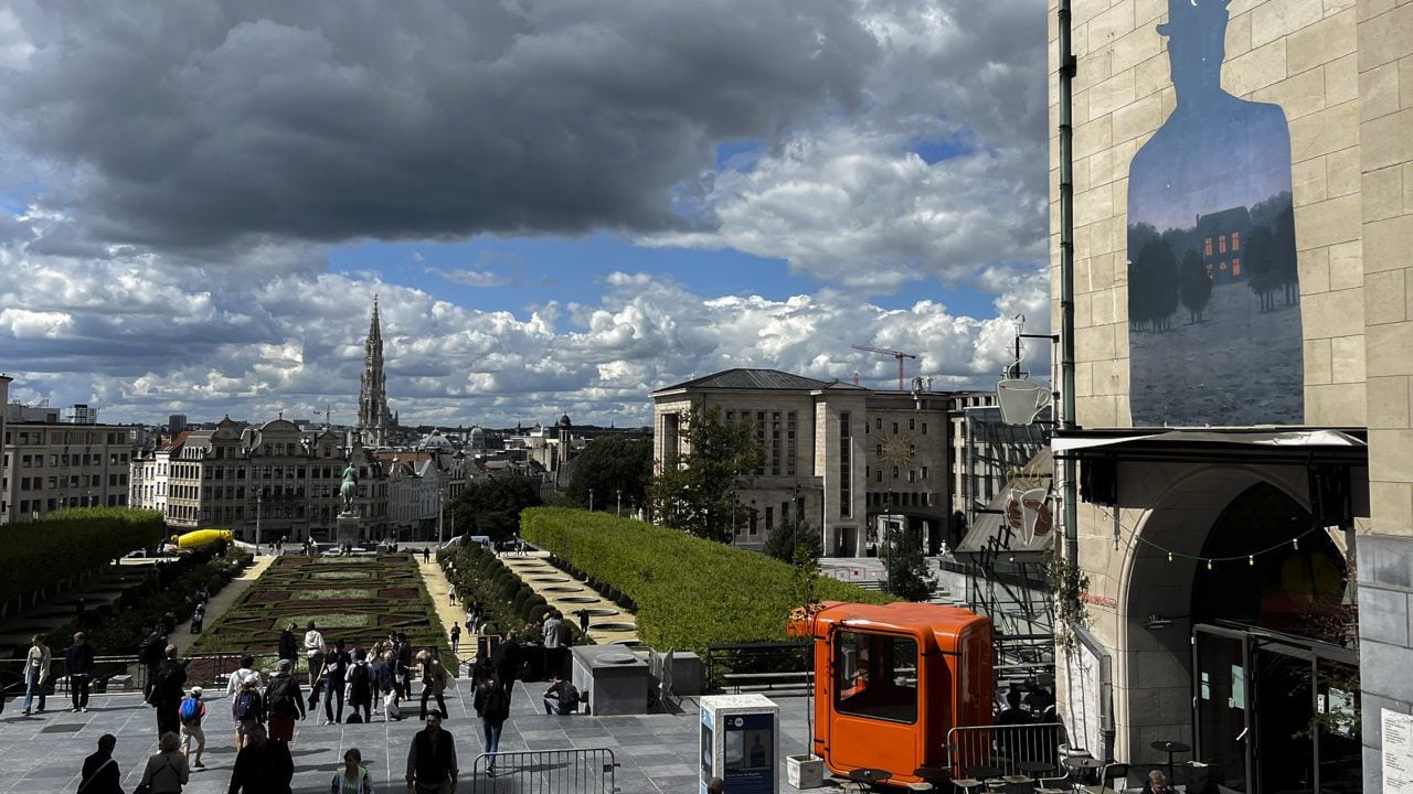 A 125 años del nacimiento de Magritte, Bruselas lo celebra con murales de sus cuadros