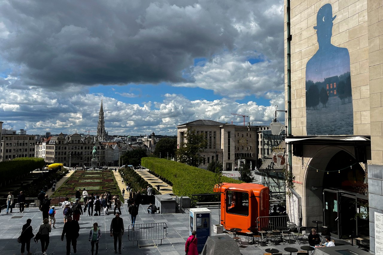A 125 años del nacimiento de Magritte, Bruselas lo celebra con murales de sus cuadros
