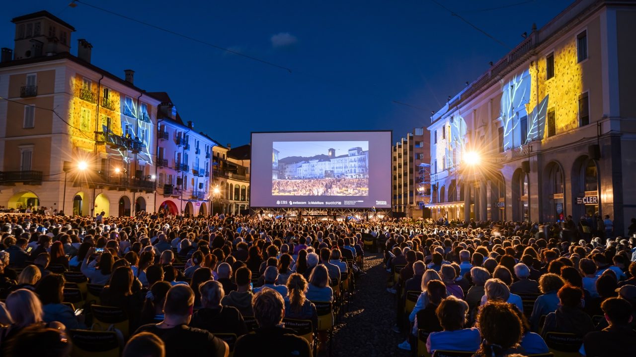 Activistas se pegan al escenario del Festival de Locarno en protesta por cambio climático