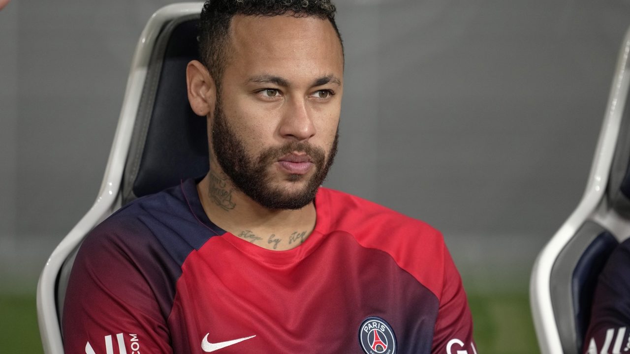 Neymar comunica al PSG su deseo de salir del club este verano