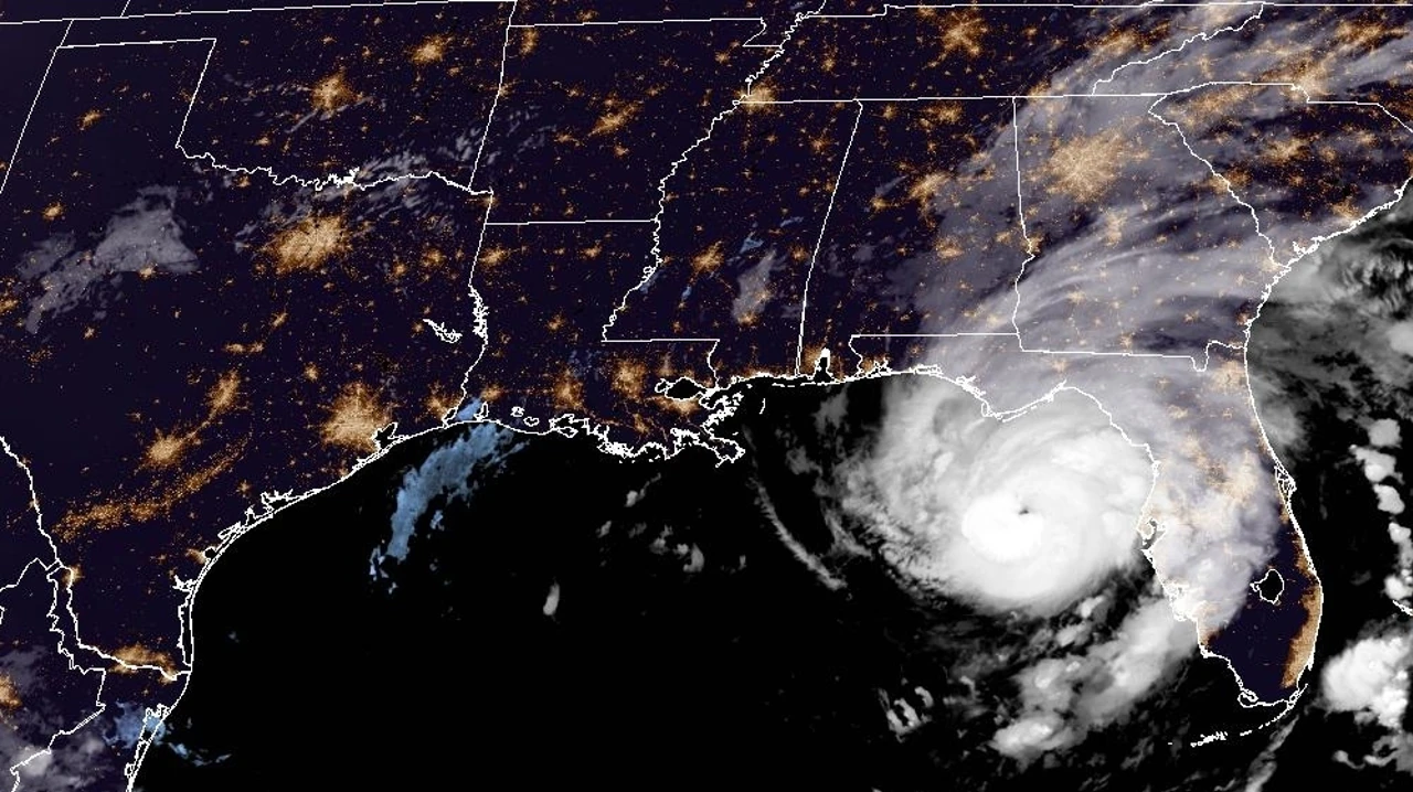 Idalia toca tierra en Florida como un huracán categoría 3