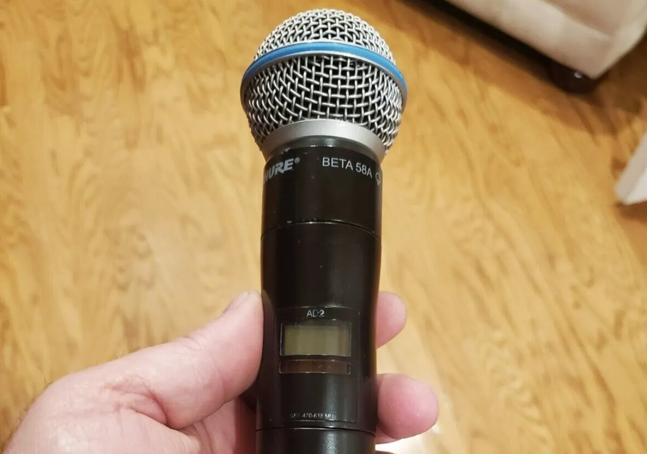 Aún enojada, Cardi B cotiza: micrófono que lanzó al público se vende en casi 100 mil dólares
