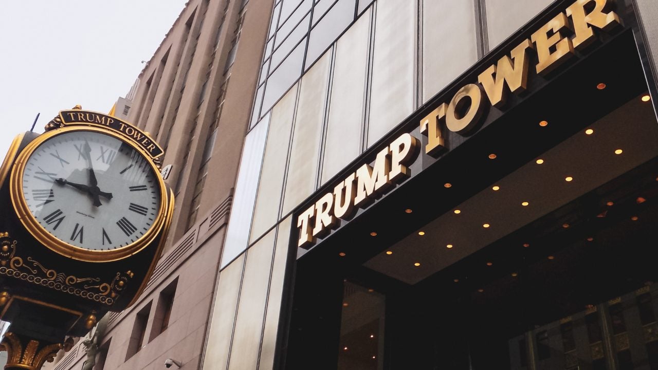 Trump tiene un reloj en la Quinta Avenida de NY por el que lleva años sin pagar