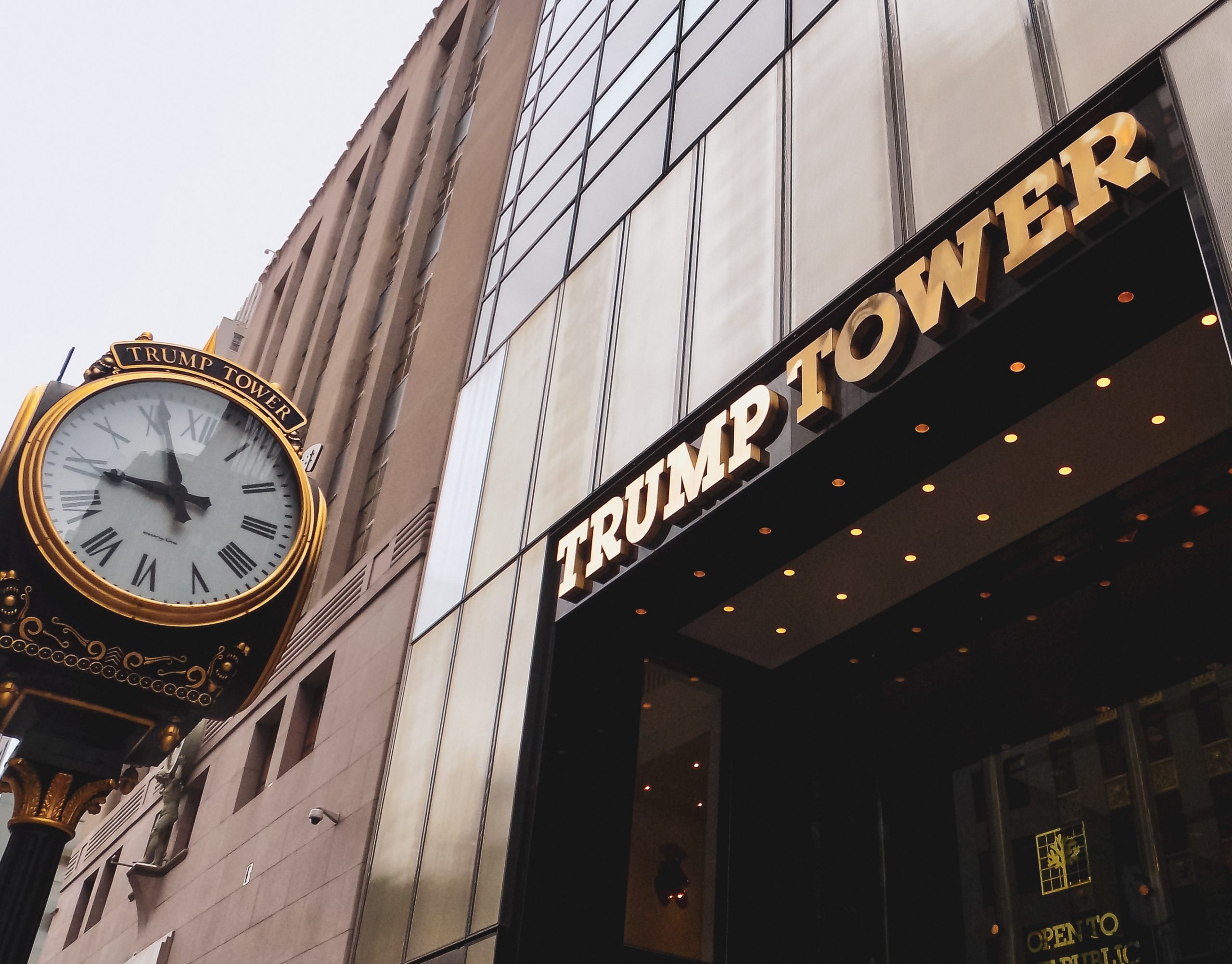 Trump tiene un reloj en la Quinta Avenida de NY por el que lleva años sin pagar