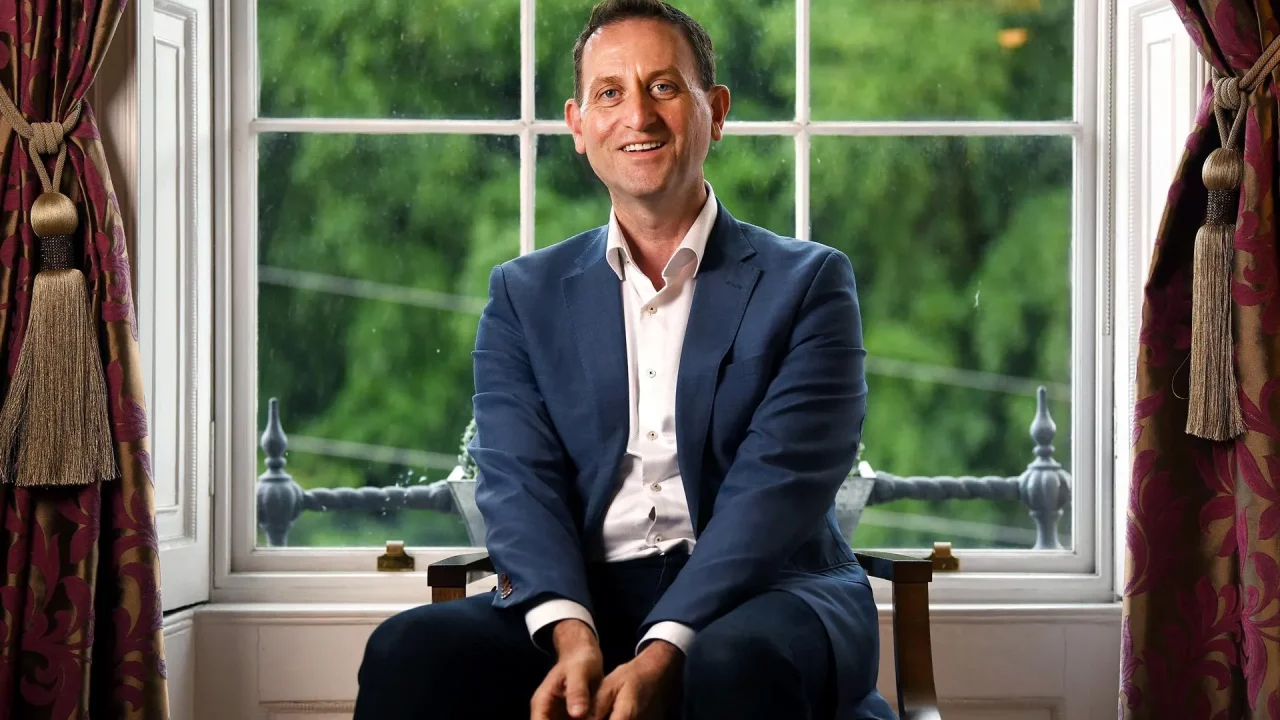 Cómo un empresario irlandés pasó de criador de ovejas al sector fintech y ganó una fortuna de 900 mdd