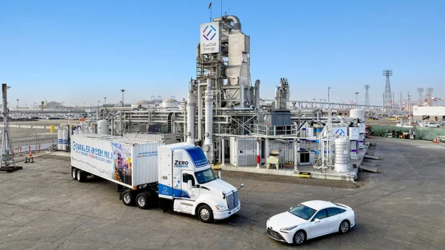 Un sistema de energía "trigeneración" construido para las instalaciones portuarias de Toyota en Long Beach, California, ahora está en pleno funcionamiento y genera hidrógeno, electricidad y agua limpios que el fabricante de automóviles está utilizando. TOYOTA, FUELCELL ENERGY.