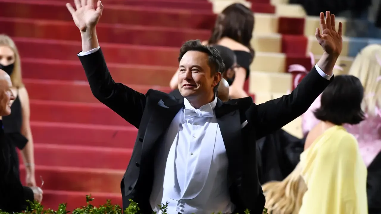 Elon Musk reparte dinero y conspiraciones entre los votantes de Pensilvania