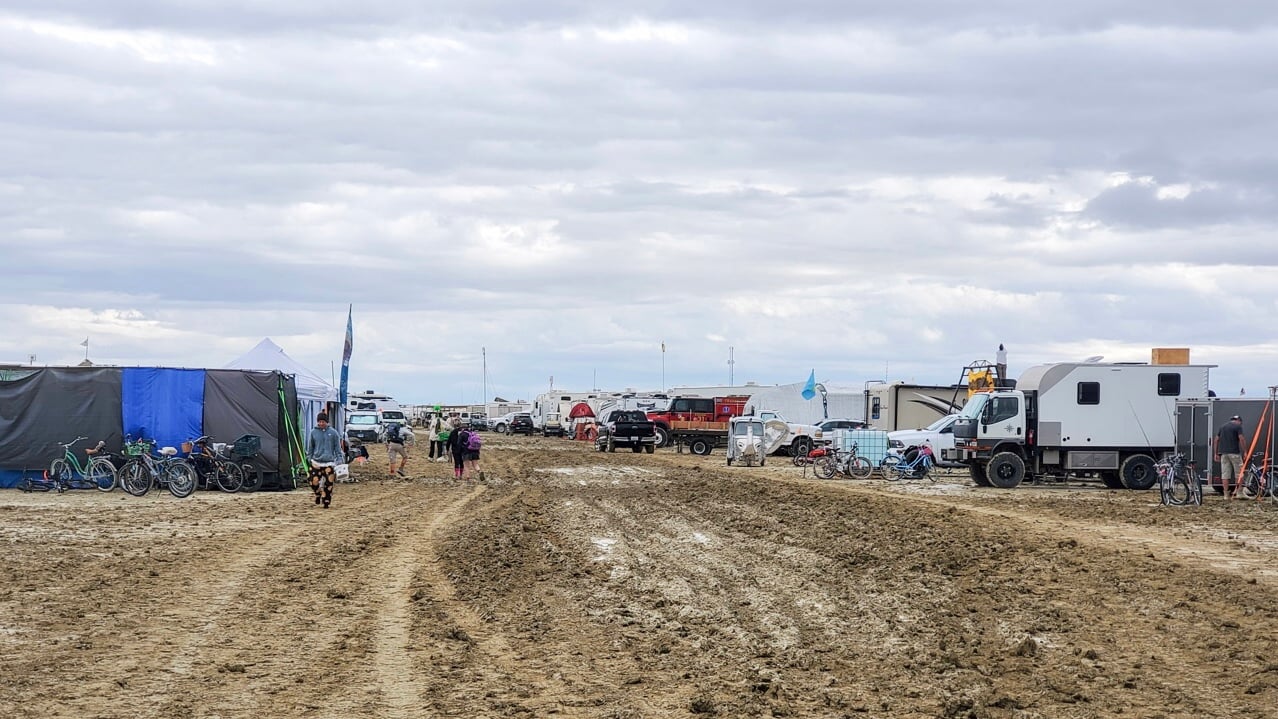 Asistentes al Burning Man empiezan a salir del recinto tras días atrapados por el lodo