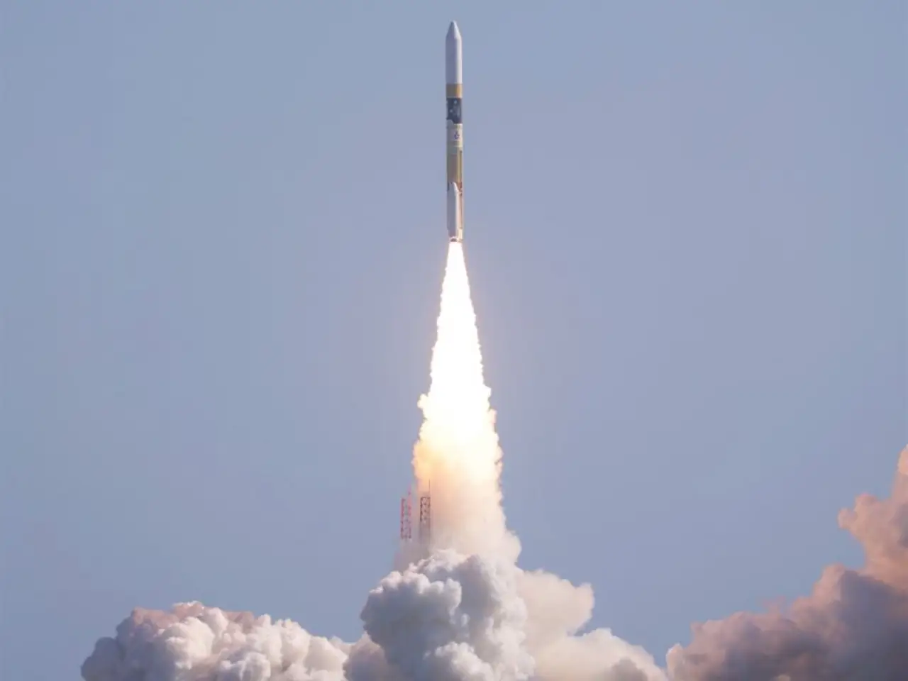 Japón lanza con éxito un satélite de investigación y su módulo de aterrizaje lunar