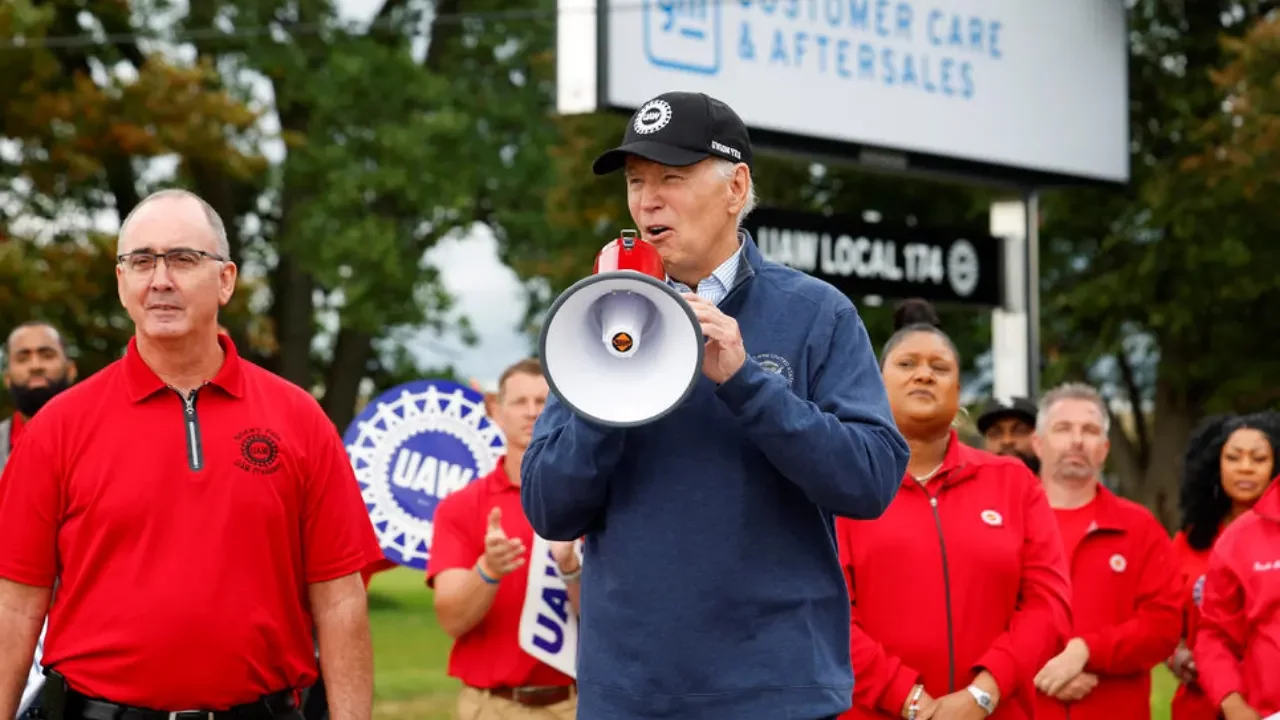 Joe Biden hace historia como primer presidente de EU en sumarse a protesta de huelguistas