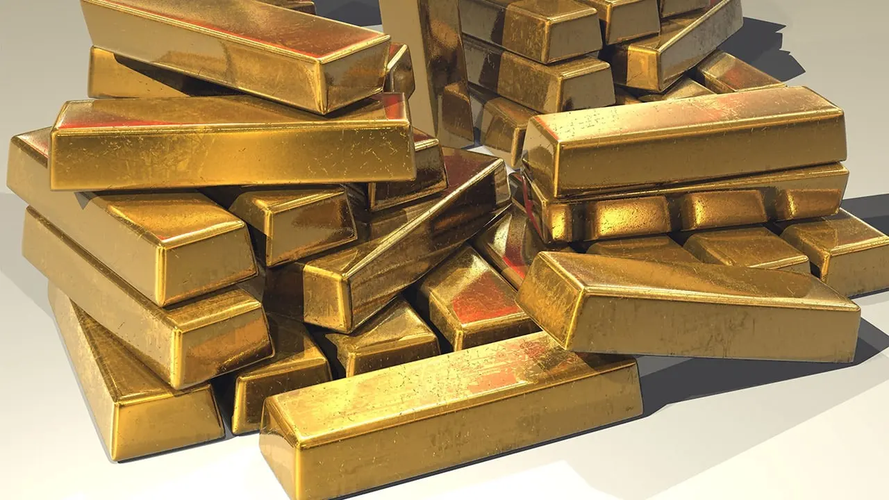 Oro cae tras datos de inflación que enfrían apuestas a un pronto recorte de tasas