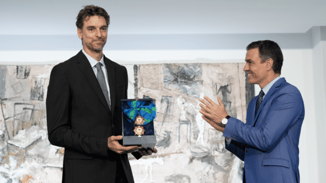 Pau Gasol recibe la Gran Cruz del Mérito Deportivo de mano del presidente del Gobierno, Pedro Sánchez.