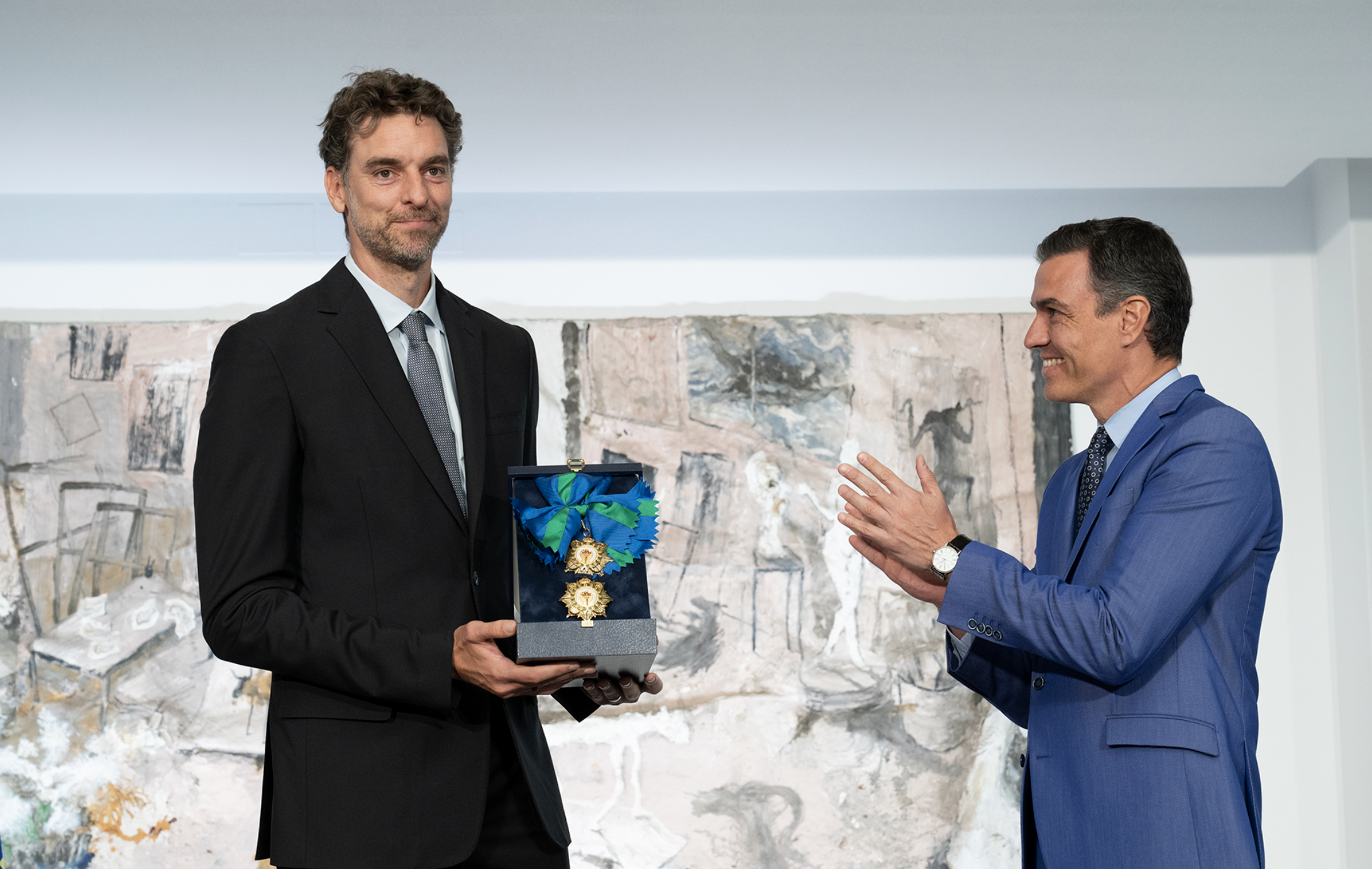 Pau Gasol recibe la Gran Cruz del Mérito Deportivo de mano del presidente del Gobierno, Pedro Sánchez.