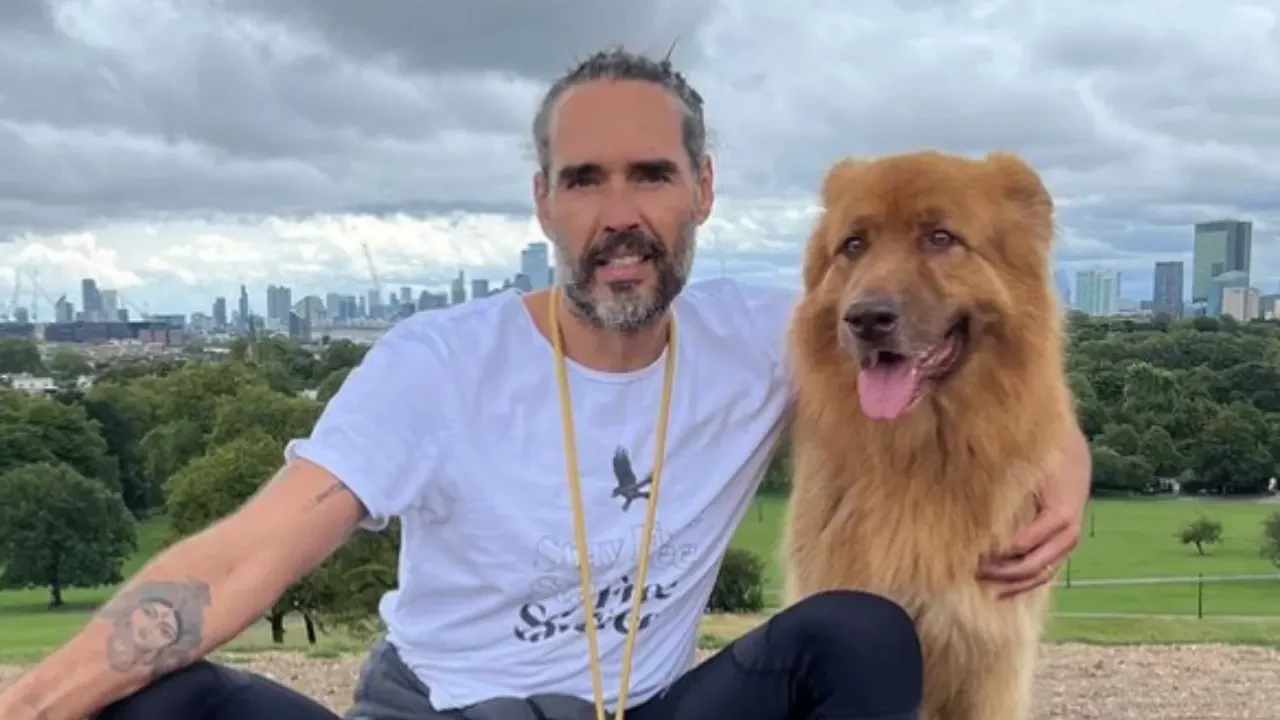 Russell Brand es acusado de violación, agresiones sexuales y maltrato emocional