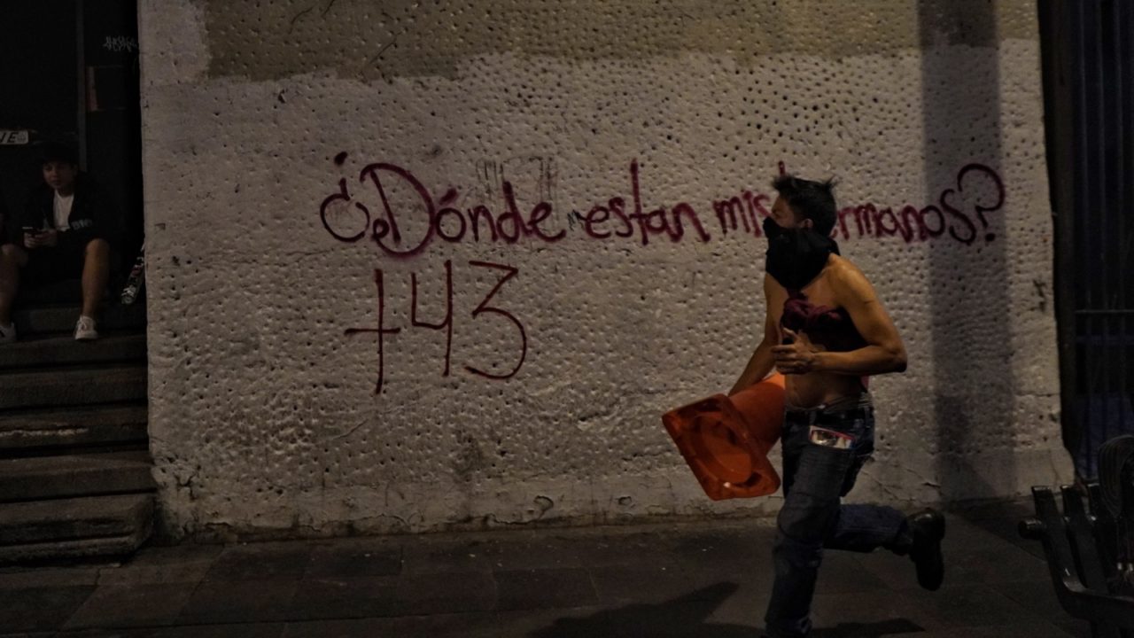 Disturbios por marcha de los 43 de Ayotzinapa deja 50 mdp en afectaciones a negocios