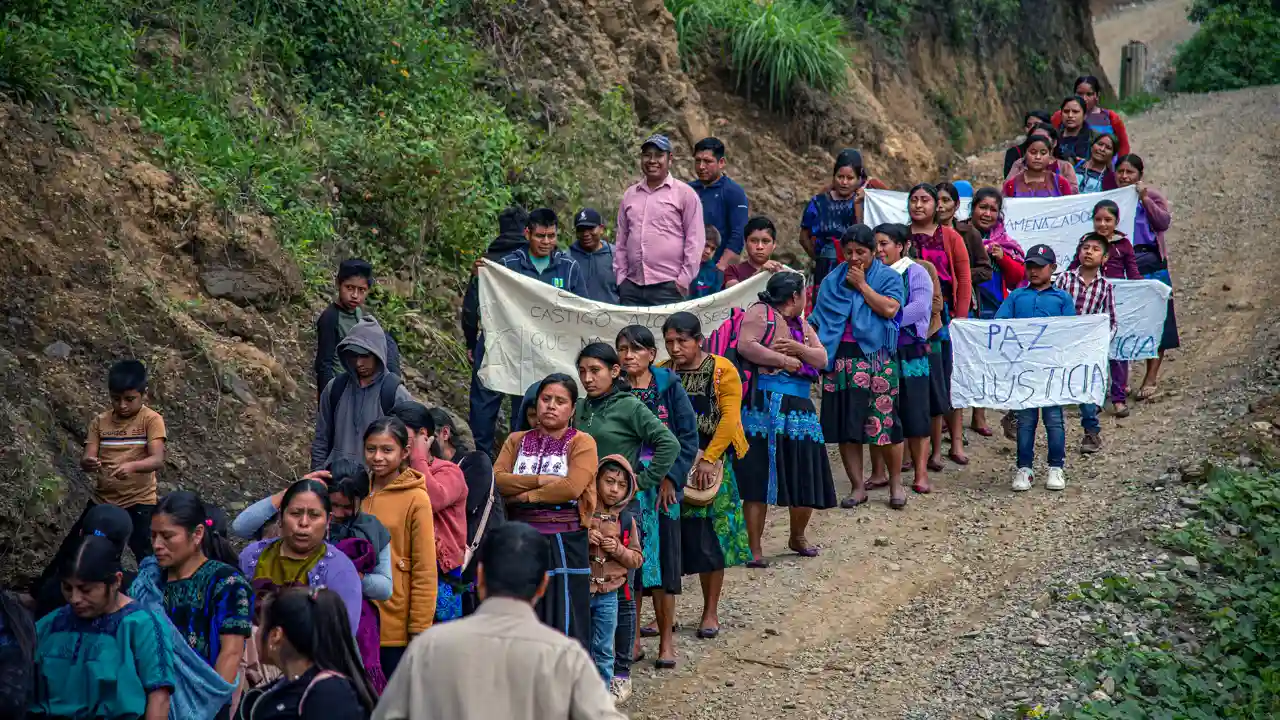 Indígenas desplazados por violencia protestan en frontera sur de México