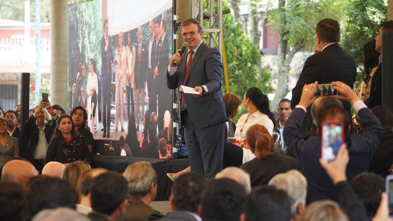 Ebrard crea movimiento político en Morena; competirá con Sheinbaum en recorridos