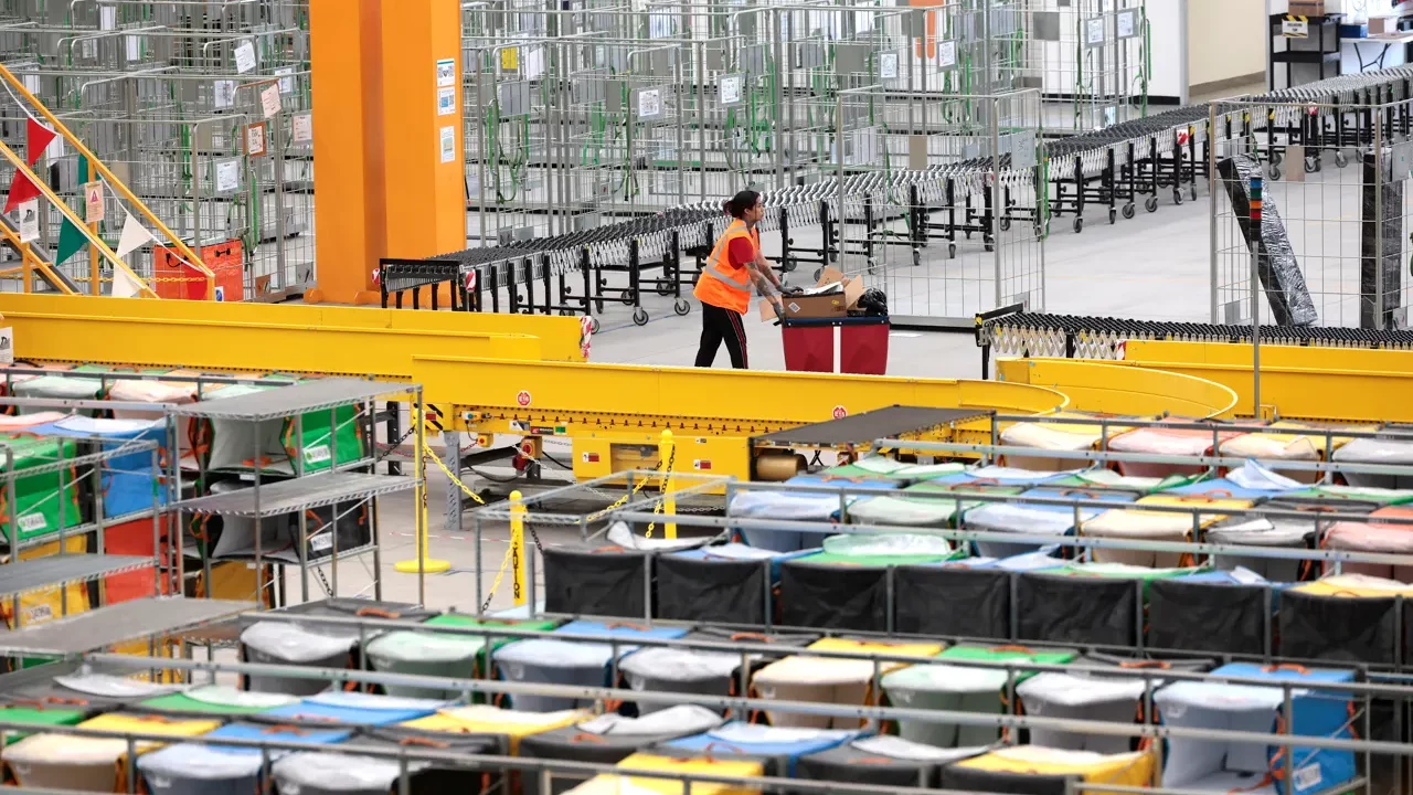 Trabajadores de Amazon irán a huelga en varios almacenes de EU durante temporada navideña