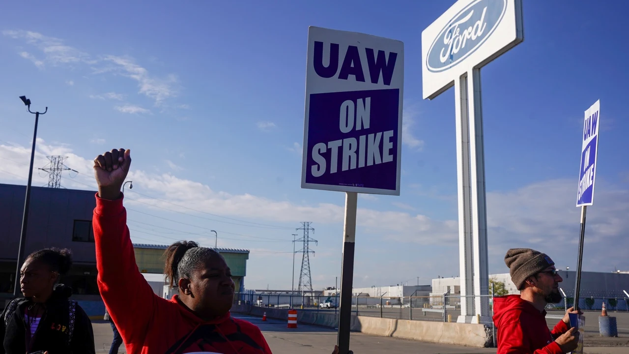 Extienden huelga automotriz a planta de montaje clave de General Motors