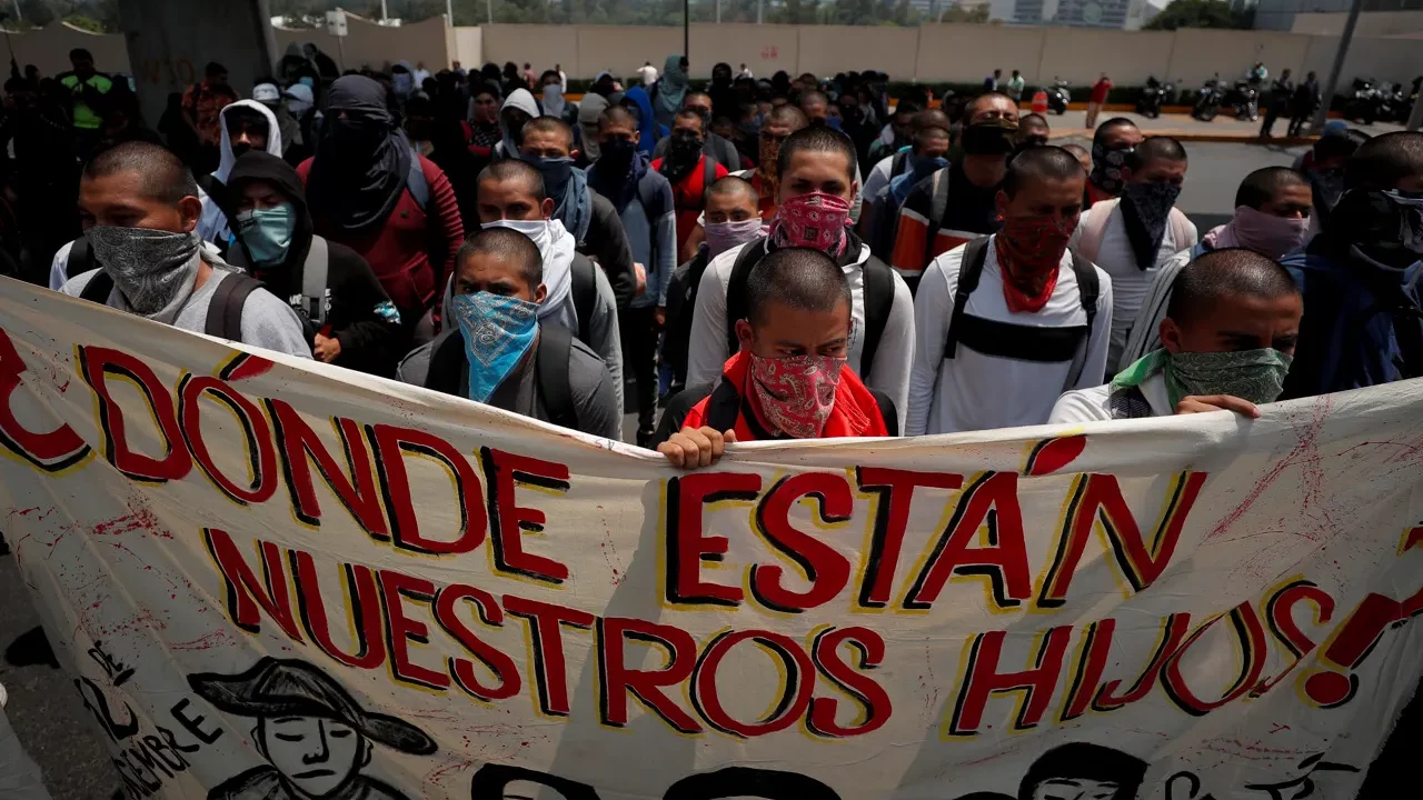 Familiares de los 43 de Ayotzinapa quedan insatisfechos tras reunión con Poder Judicial