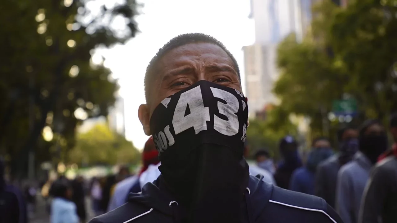 A nueve años de Ayotzinapa: miles de personas protestan por retrocesos en el caso