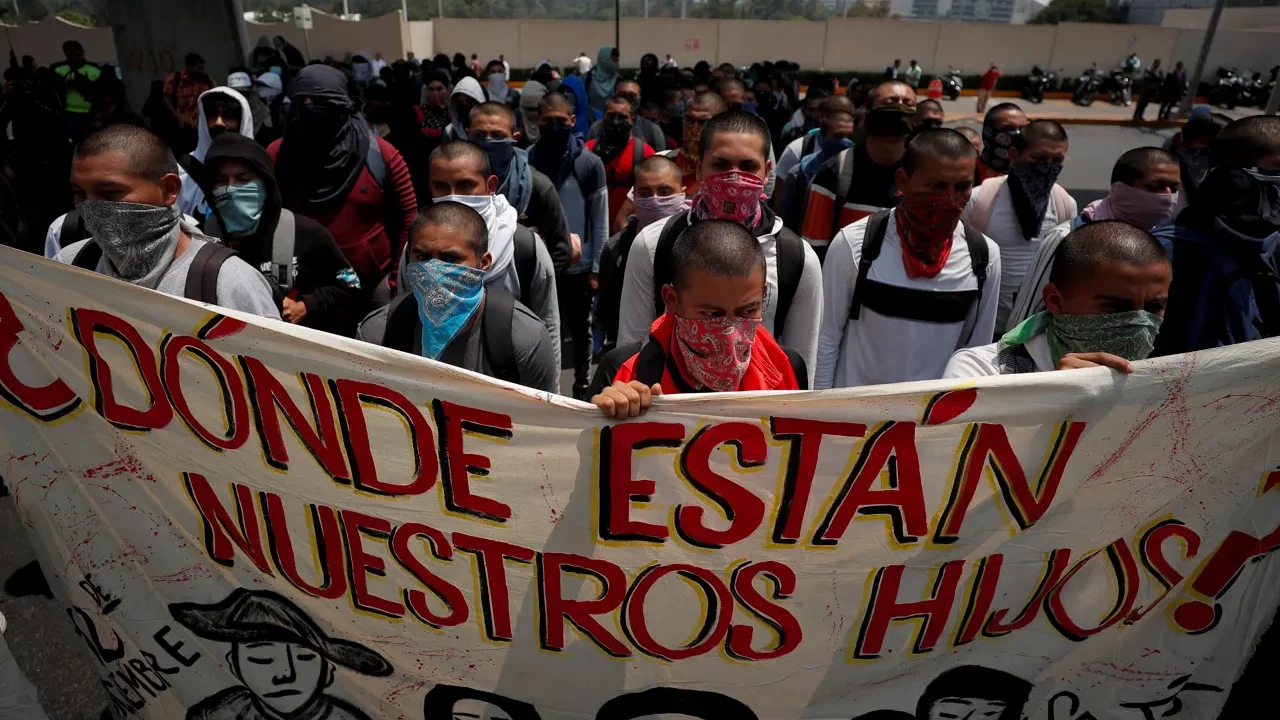 Familiares de los 43 de Ayotzinapa quedan insatisfechos tras reunión con Poder Judicial