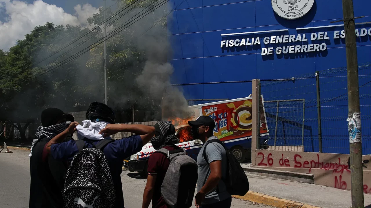 Hallan en una camioneta 11 personas muertas, entre ellos dos menores, en Chilpancingo