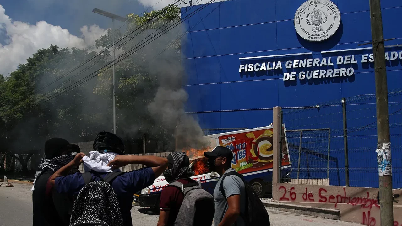 Hallan en una camioneta 11 personas muertas, entre ellos dos menores, en Chilpancingo