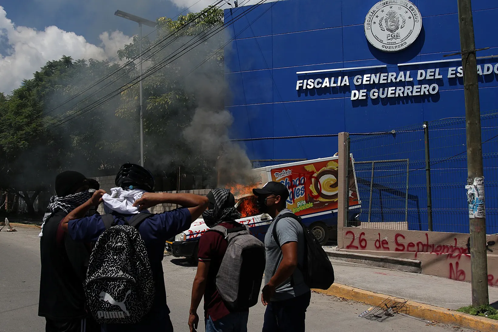 Estudiantes vandalizan Fiscalía de Guerrero por desaparecidos de Ayotzinapa