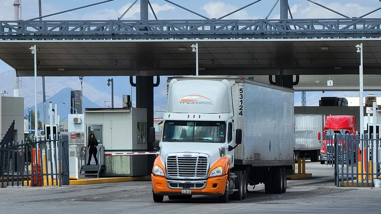 Gobierno acuerda con transportistas atender seguridad en carreteras y evitar paro de labores