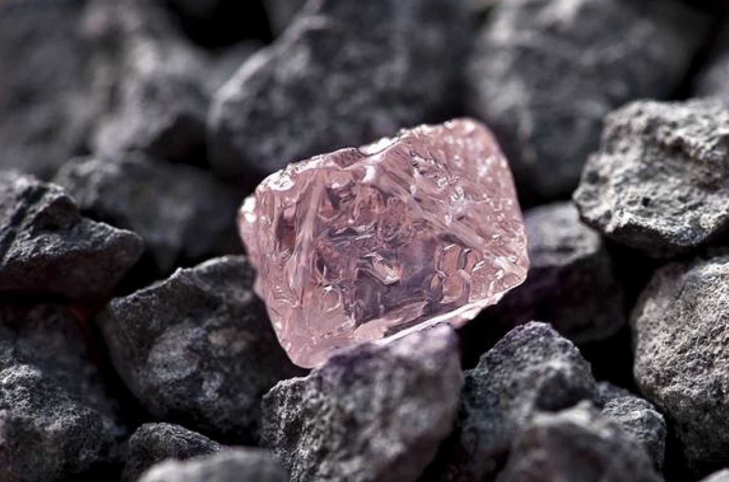 Identifican factor clave para encontrar diamantes rosas en la superficie terrestre